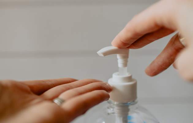 Очистка рук перед манипуляцией с линзами