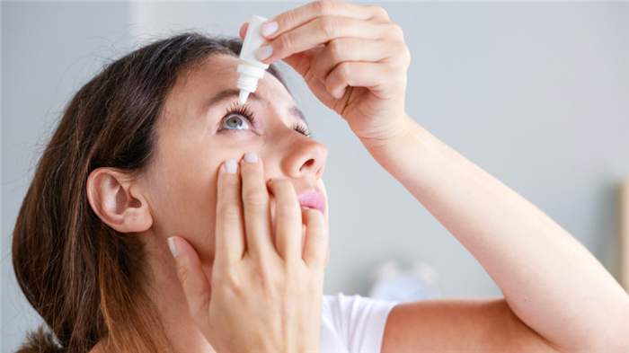 Как правильно закапывать капли в глаза самому себе