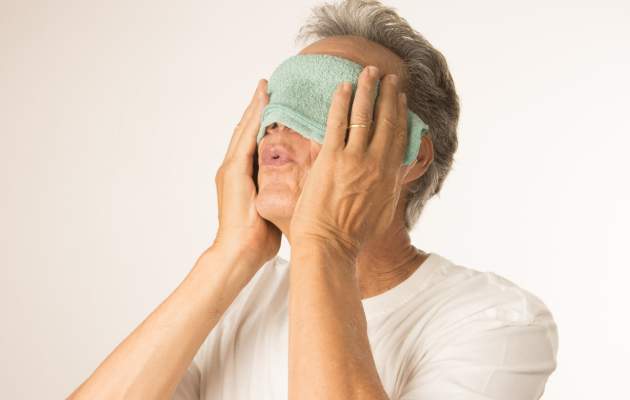 Песок попал в глаза