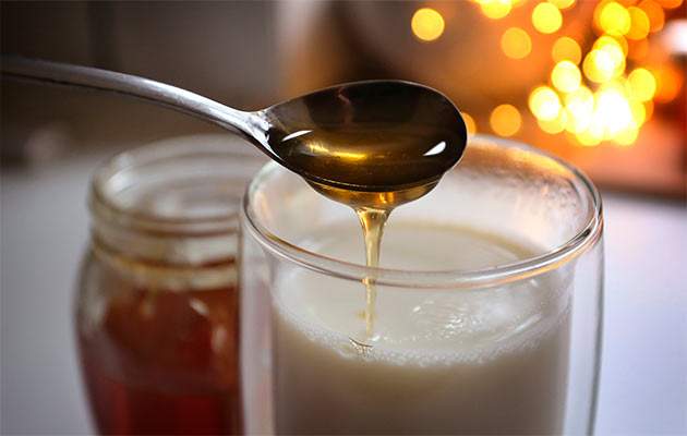 Молоко с медом. Фото: Globallookpress