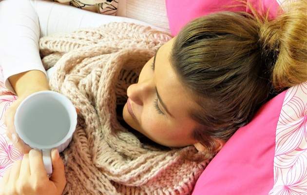 Обильное тёплое питье и постельный режим помогут пациенту быстрее пойти на поправку. Фото: Pixabay