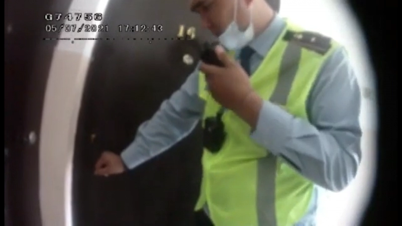 Спасение мужчины в Актау снял на видео жетон полицейского