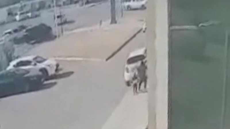 Перепутала переключения коробки передач: наезд на ребенка попал на видео в Актау