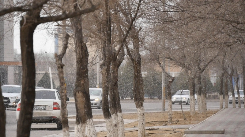 "Такого мы никогда не видели": жители Актау удивлены мартовским снегом