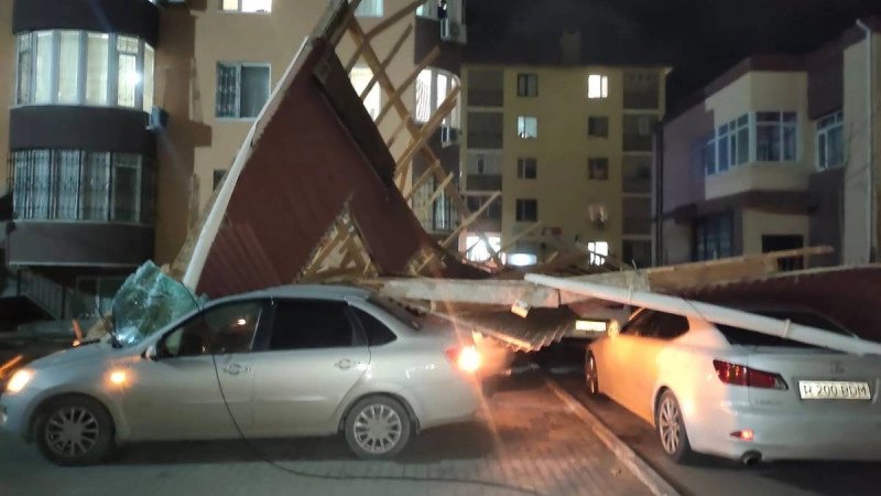 Сильный ветер в Актау: поврежденные авто и сорванные крыши