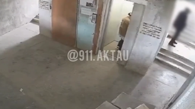 В Актау мужчина справил нужду в подъезде многоэтажки и попал на видео