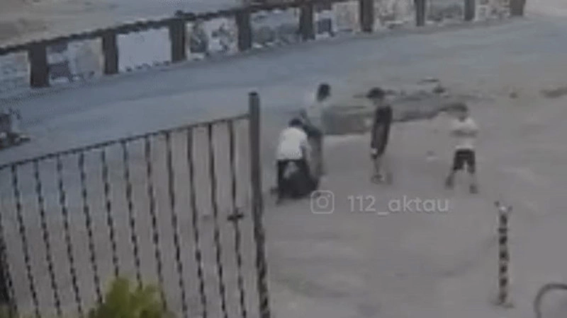 Трое на одного: жестокое избиение ребенка сверстниками попало на видео в Актау