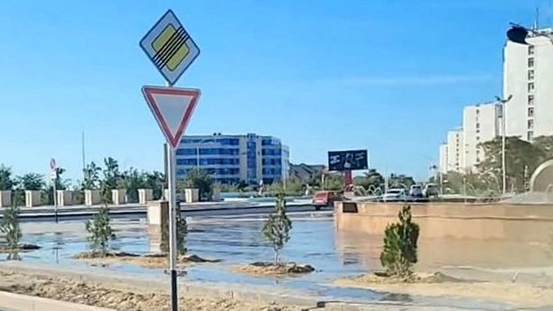 Вода в фонтане поменяла направление и затопила улицы в Актау