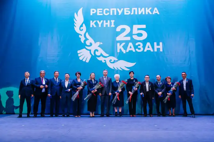 Аким Атырауской области Серик Шапкенов в канун Дня Республики вручил государственные награды (9)