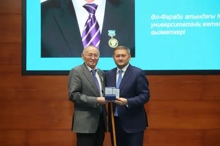 ИСПОЛНЕНИЕ ПОРУЧЕНИЯ ПРЕЗИДЕНТА: МИНИСТР ВРУЧИЛ МОЛОДЫМ УЧЕНЫМ СЕРТИФИКАТЫ НА КВАРТИРЫ (9)