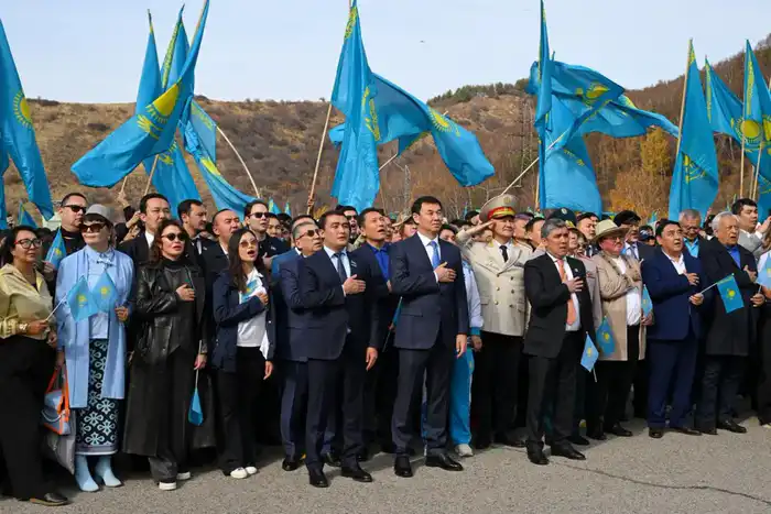 В Алматы в честь Дня Республики состоялась церемония поднятия Государственного флага (3)