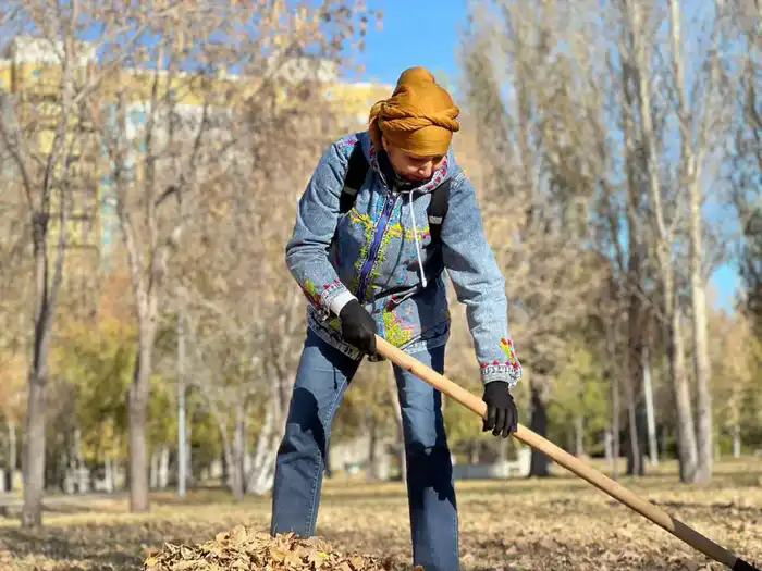 «Таза Қазақстан»: члены АНК посадили на столичной аллее молодые ели (6)