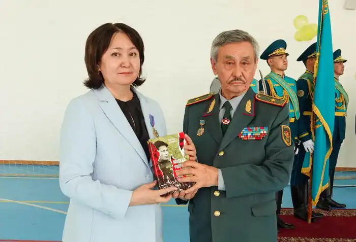 В столичной школе почтили память героя войны Рахимжана Кошкарбаева (4)