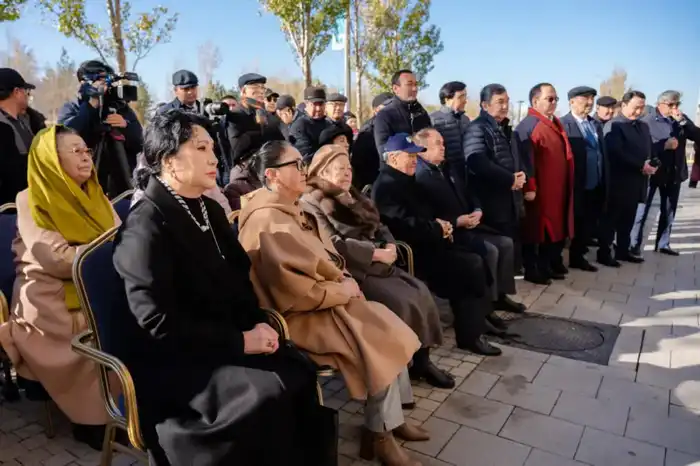 Мемориальную доску памяти Акима Тарази открыли в Астане (3)