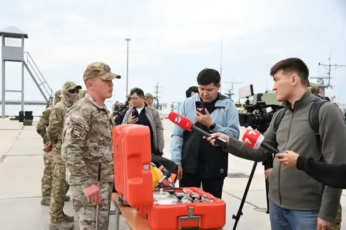 В воинских частях Актау и Бейнеу побывали столичные журналисты (3)