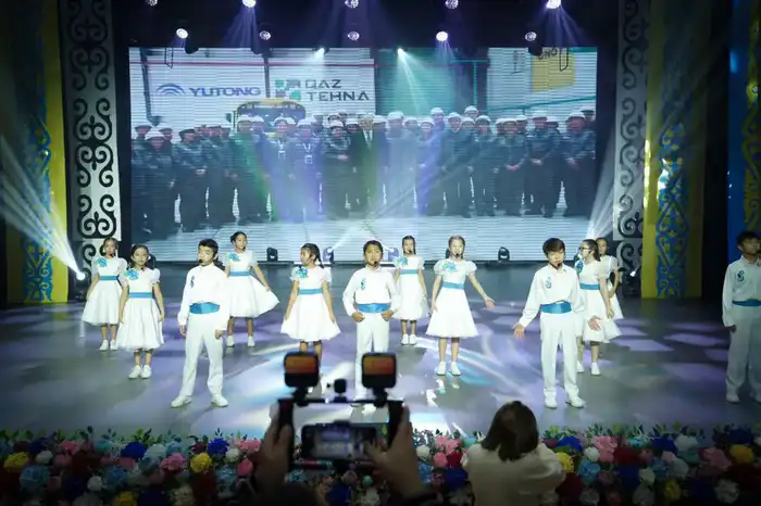 В преддверии Дня Республики министр просвещения вручила 64 учителям звание «Лучший педагог» (7)