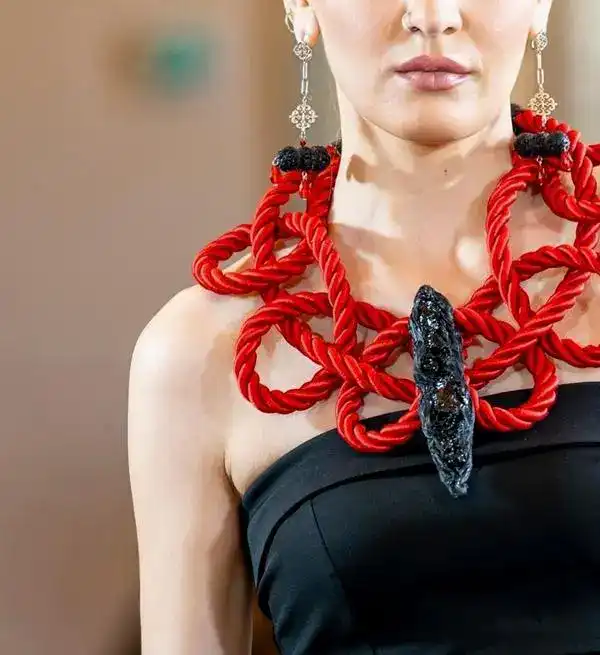 Карагандинский уголь на подиуме Милана: дизайнер Ольга Целлер представила необычную коллекцию украшений (6)