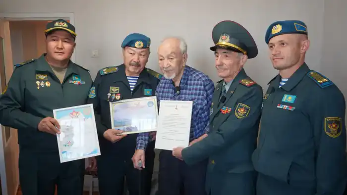 В Алматы военнослужащие Вооруженных сил поздравили ветерана войны (2)