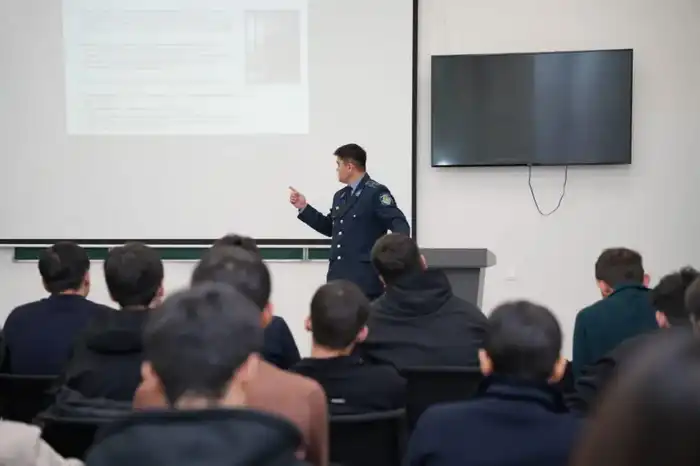 "Как не стать дроппером": столичные полицейские рассказали будущим спортсменам о кибербезопасности (2)