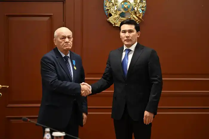 Министр наградил государственными и ведомственными наградами ряд специалистов, добившихся высоких результатов и внесших значительный вклад в развитие отечественного спорта (4)