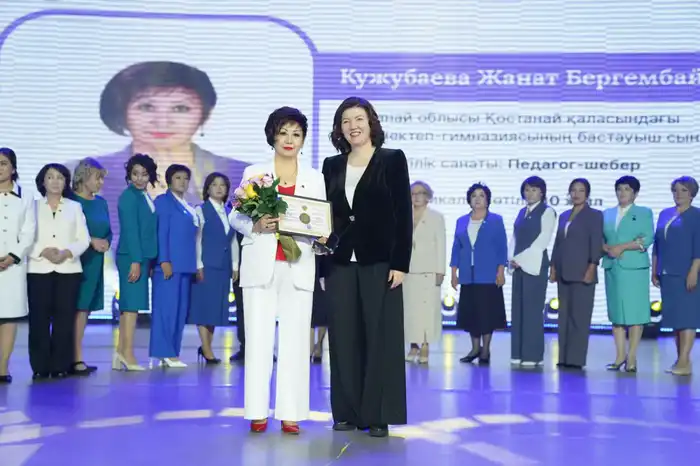 В преддверии Дня Республики министр просвещения вручила 64 учителям звание «Лучший педагог» (10)