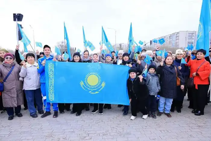 Сотни карагандинцев одновременно исполнили государственный гимн в День Республики (7)