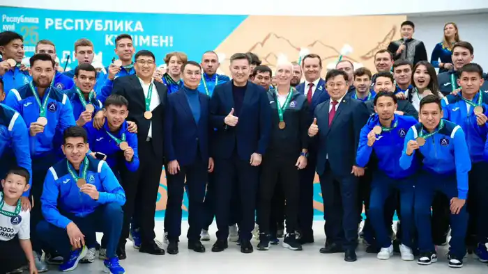 Аким области поздравил футболистов клуба «Алтай» с выходом в Премьер-лигу (8)