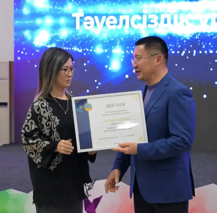 Открытый диалог с молодёжью: в Павлодаре вручили премий «Тәуелсіздік ұрпақтары» и «Kasip Zhuldyzy 2025» (8)