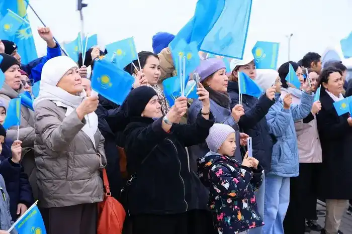 Сотни карагандинцев одновременно исполнили государственный гимн в День Республики (3)