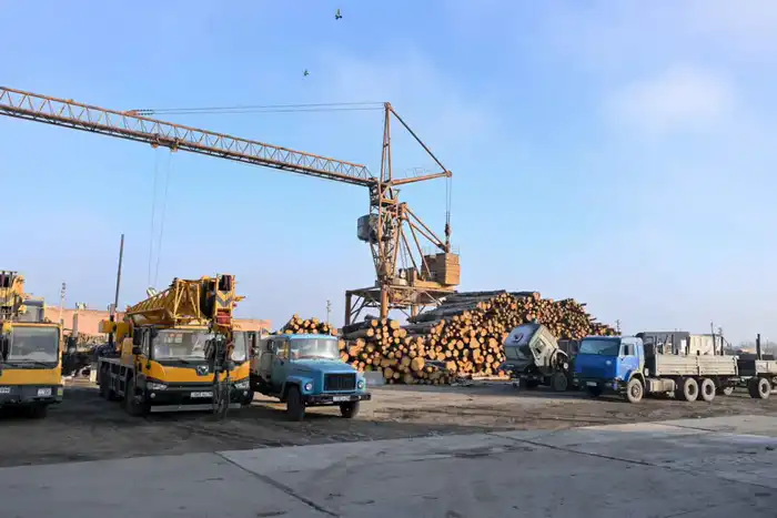 Аким области посетил новый завод, строящийся в Семее (6)