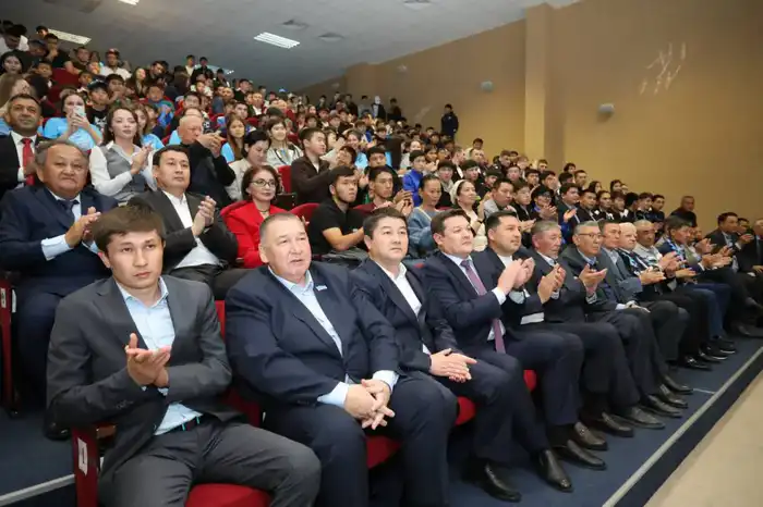 Аким Мангистауской области поздравил футболистов «Каспия» с выходом в Премьер-Лигу (6)