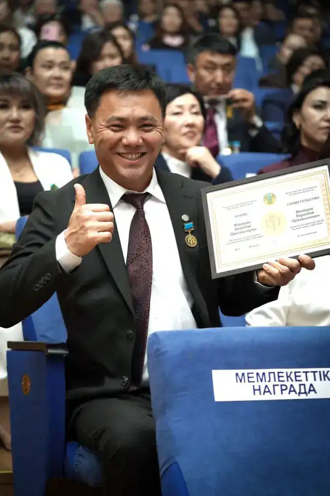 В преддверии Дня Республики министр просвещения вручила 64 учителям звание «Лучший педагог» (8)