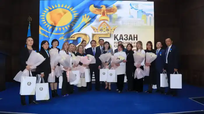 В честь празднования Дня Республики сотрудники органов государственных доходов награждены государственными наградами (6)