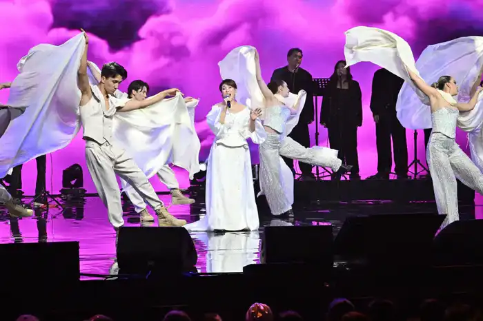 Глава государства поздравил певицу Толкын Забирову с юбилеем творческой деятельности (3)