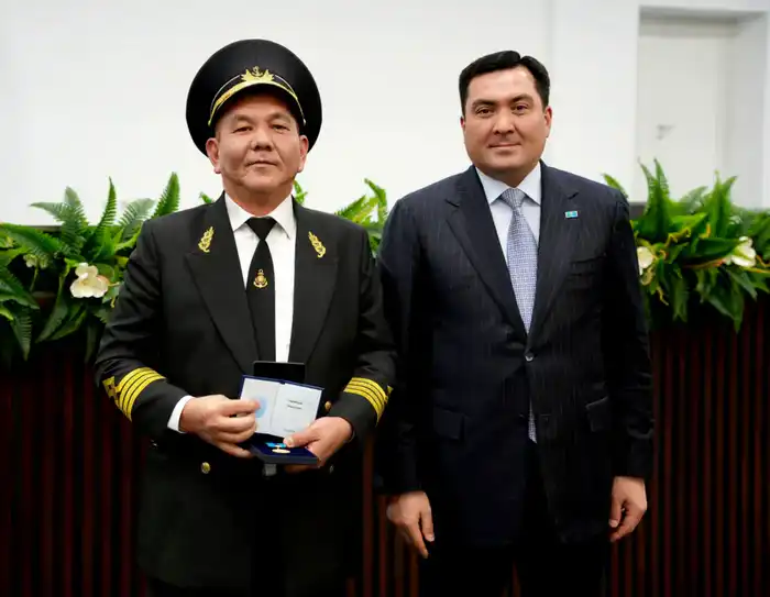 Министр энергетики отметил государственными наградами лучших работников отрасли в честь Дня Республики (6)