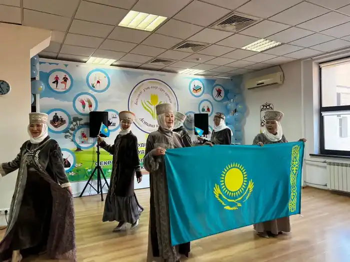 День Республики: в столичном районе Сарыарка артисты провели праздничный концерт (4)