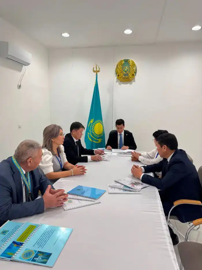 Член Центральной избирательной комиссии Республики Казахстан Азамат Максотович Айманакумов и главный консультант Юридического отдела аппарата Центральной избирательной комиссии Жанаткали Сайлаувич Жакеев прибыли в Атыраускую область и проинспектировали работу по организации и проведению довыборов депутатов районных маслихатов (в Жылыойском, Индерском, Макатском районах) по одномандатным избирательным округам вместо выбывших, назначенных на 26 октября 2025 года. (6)