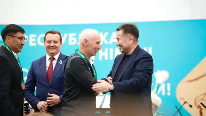 Аким области поздравил футболистов клуба «Алтай» с выходом в Премьер-лигу (3)