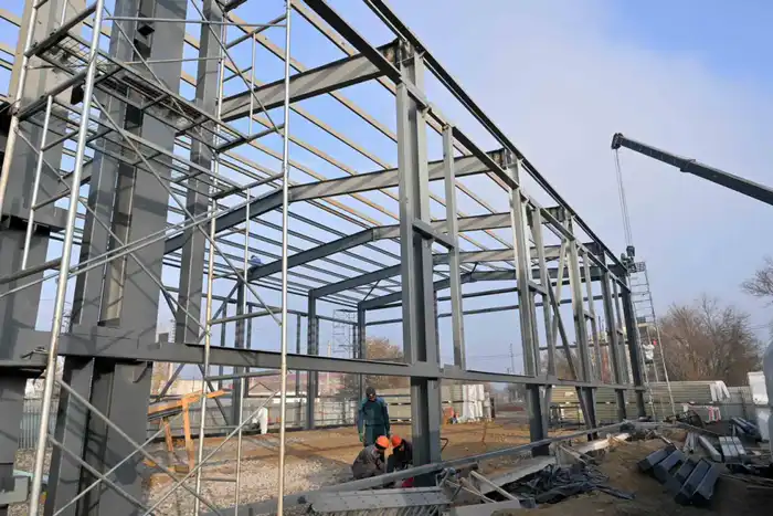 Аким области ознакомился со строительством физкультурно-оздоровительного комплекса в Семее (9)