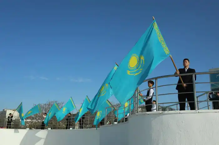 В Актау в честь Дня Республики состоялась церемония поднятия Государственного флага (8)