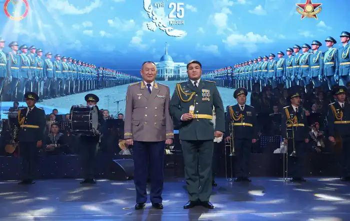 Министр обороны вручил государственные и ведомственные награды военнослужащим Вооруженных сил (6)