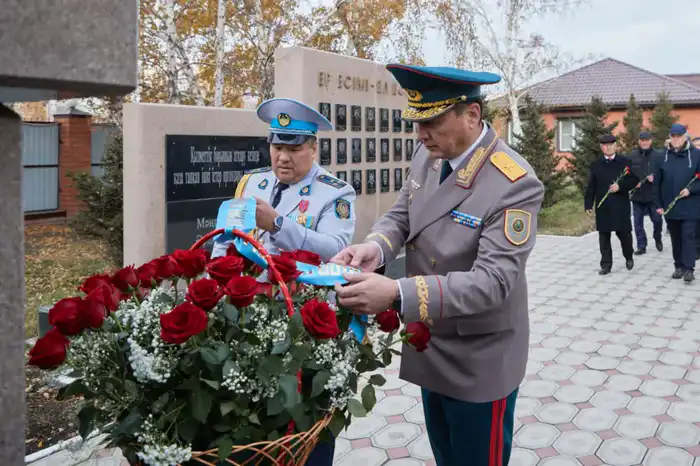 Заместитель министра внутренних дел — Главнокомандующий Нацгвардией поздравил полицейских с Днём Республики (8)