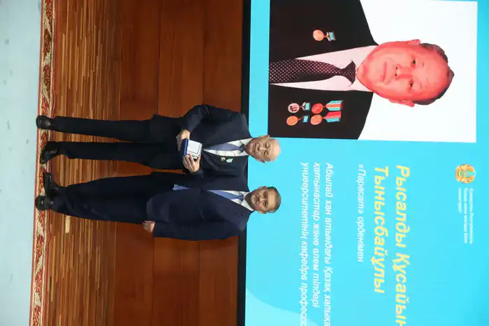 ИСПОЛНЕНИЕ ПОРУЧЕНИЯ ПРЕЗИДЕНТА: МИНИСТР ВРУЧИЛ МОЛОДЫМ УЧЕНЫМ СЕРТИФИКАТЫ НА КВАРТИРЫ (8)