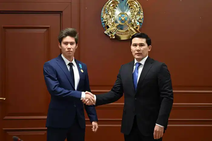 Министр наградил государственными и ведомственными наградами ряд специалистов, добившихся высоких результатов и внесших значительный вклад в развитие отечественного спорта (2)