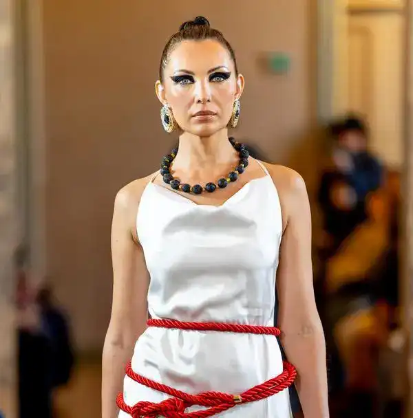 Карагандинский уголь на подиуме Милана: дизайнер Ольга Целлер представила необычную коллекцию украшений (8)