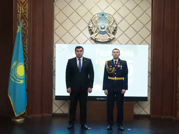 20 спасателей МЧС награждены государственными наградами в честь Дня Республики (5)