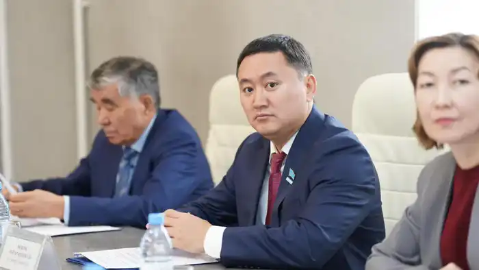 В акимате ВКО рассмотрено дисциплинарное дело по факту нарушения норм служебной этики руководителя управления (6)