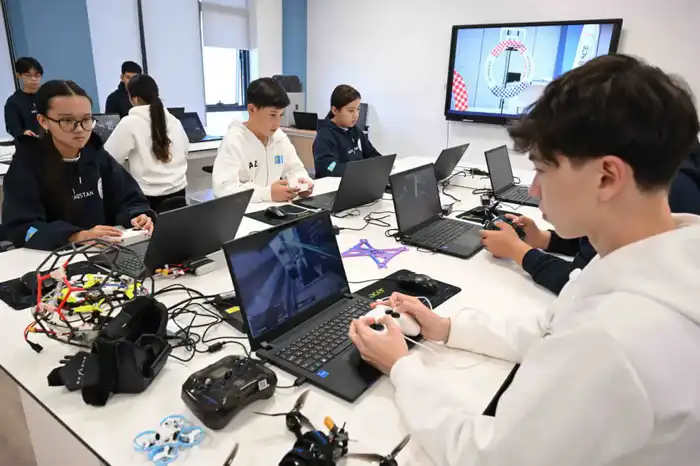 Глава государства ознакомился с деятельностью творческо-инновационной академии «Сыр жұлдыздары» (3)