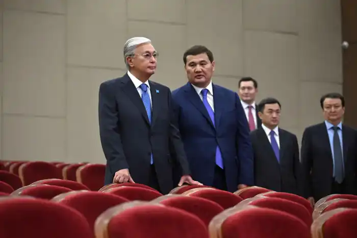 Глава государства посетил Центр искусств (5)