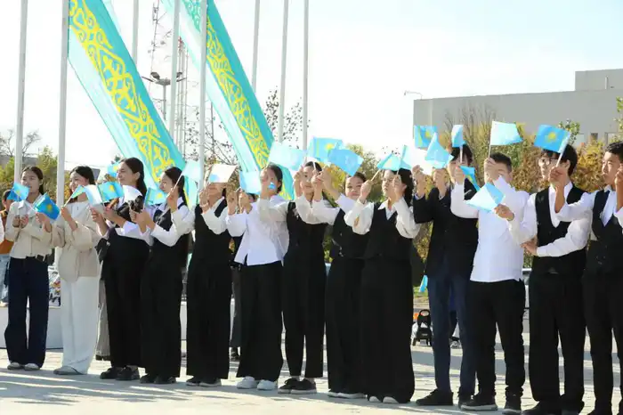 В Актау в честь Дня Республики состоялась церемония поднятия Государственного флага (7)